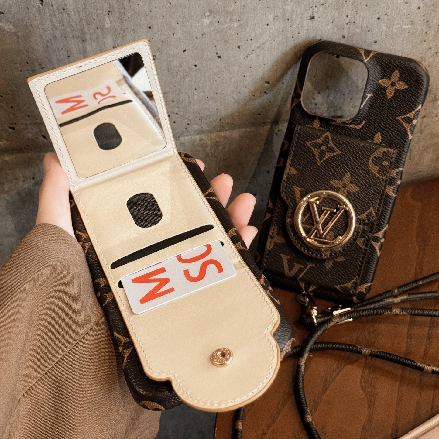Luxuriöse iPhone-Hülle mit Kartenhalter und Kette