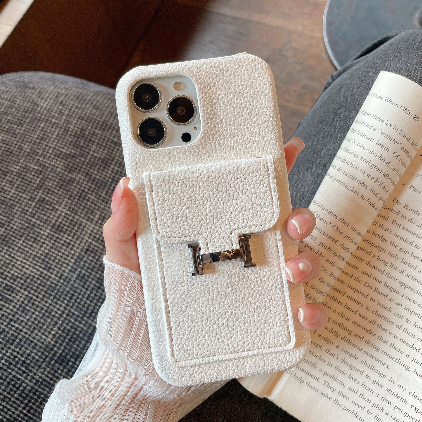 Skórzane etui na iPhone'a z uchwytem na kartę H