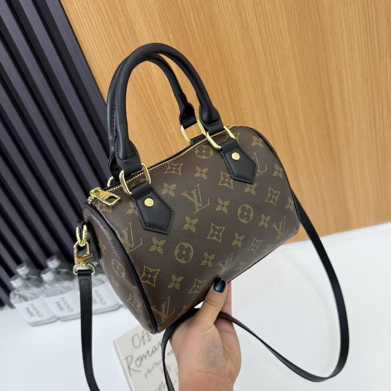 Klassische Mini-Fasstasche mit Monogramm