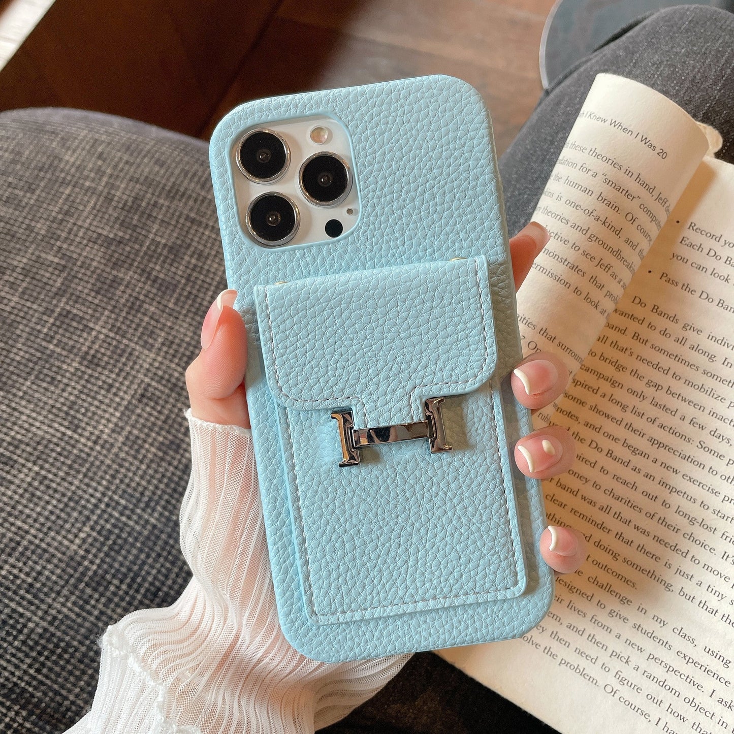 Skórzane etui na iPhone'a z uchwytem na kartę H