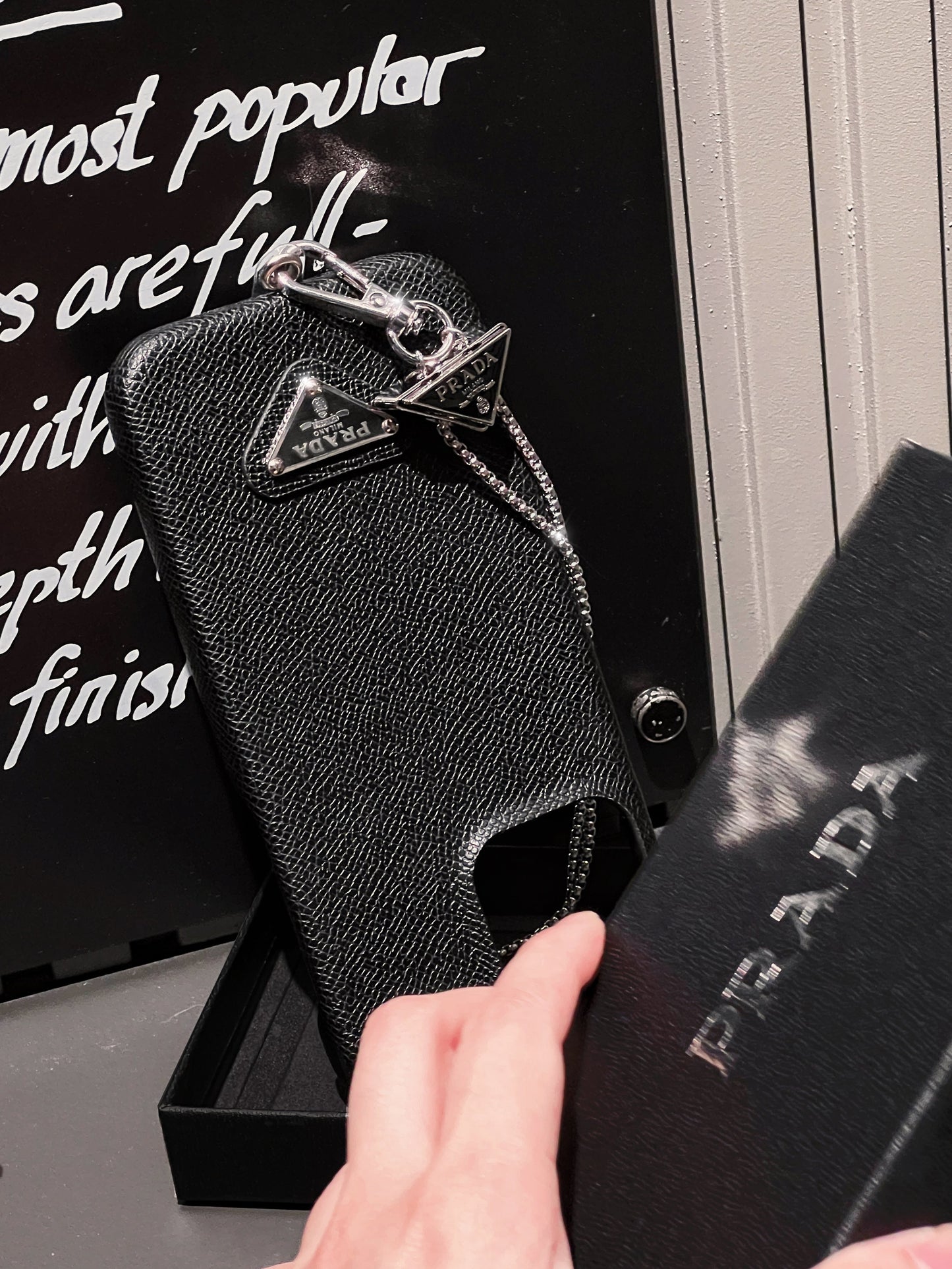 Luxuriöse iPhone-Hülle aus Leder zum Umhängen