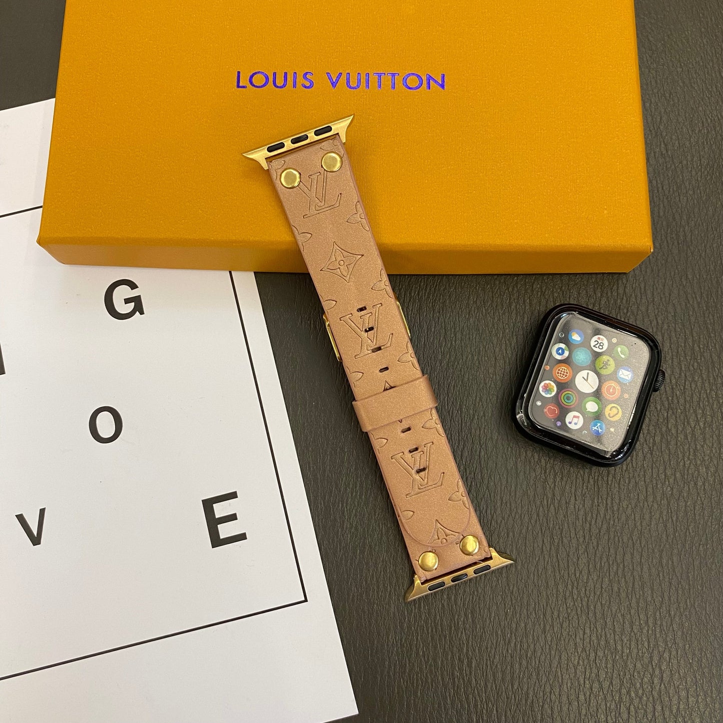 Výměnný náramek Apple s ozdobou, nýty a monogramem a reliéfem PÁSKY NA HODINKY