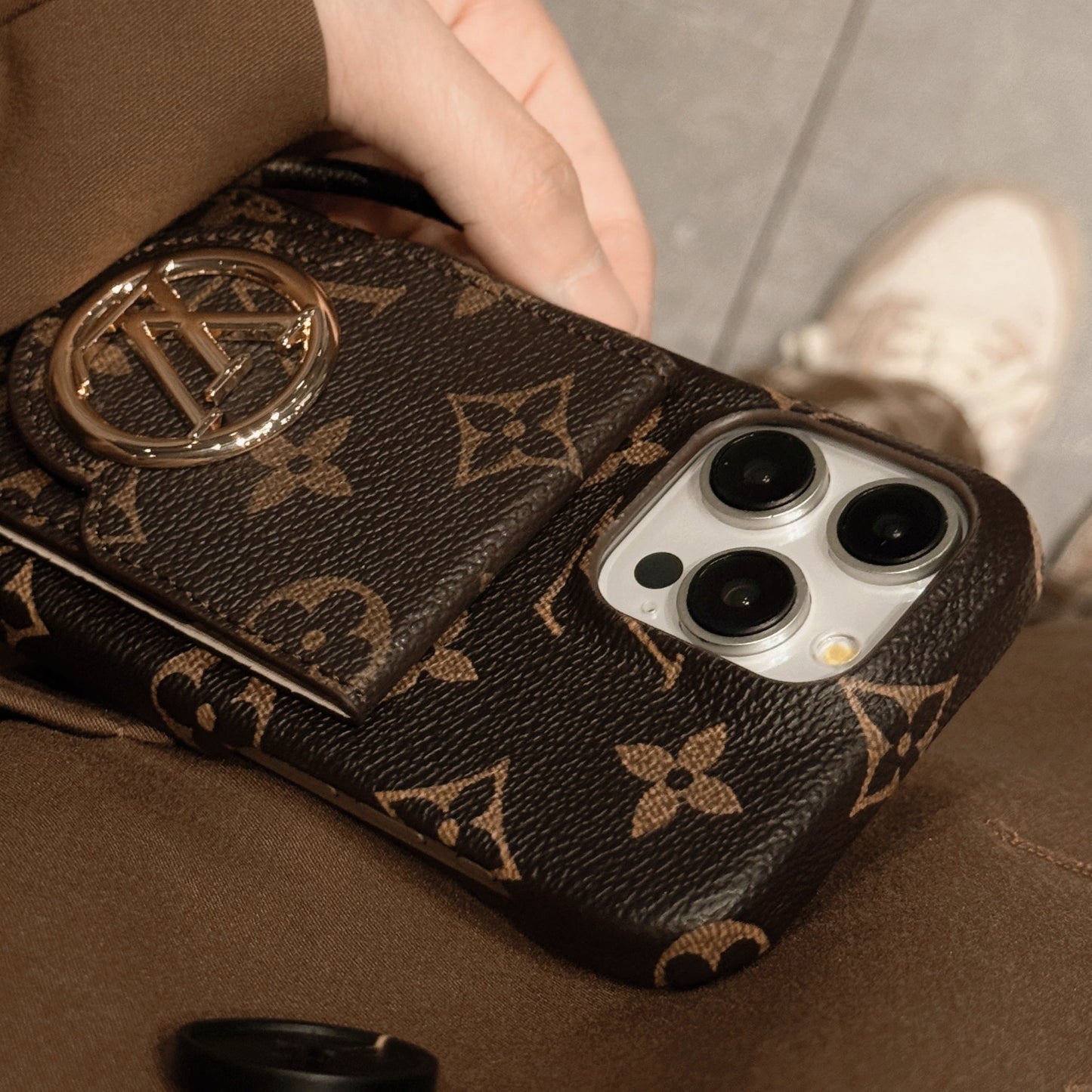 Luxuriöse iPhone-Hülle mit Kartenhalter und Kette