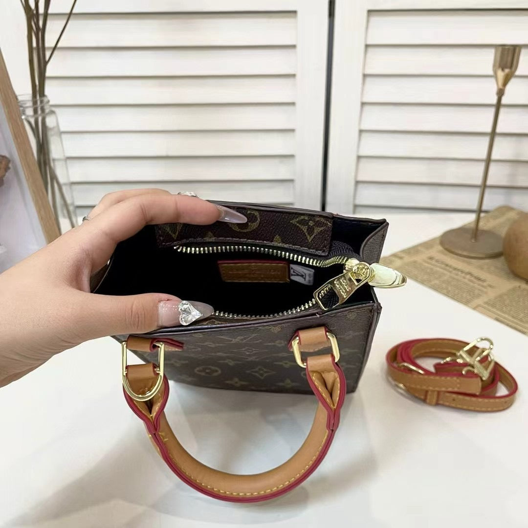 Klasická kabelka s crossbody popruhem