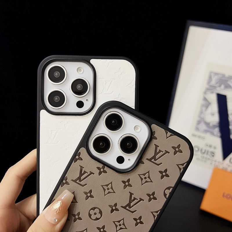 Luksusowe etui na iPhone'a z brązowym łańcuszkiem na rękę