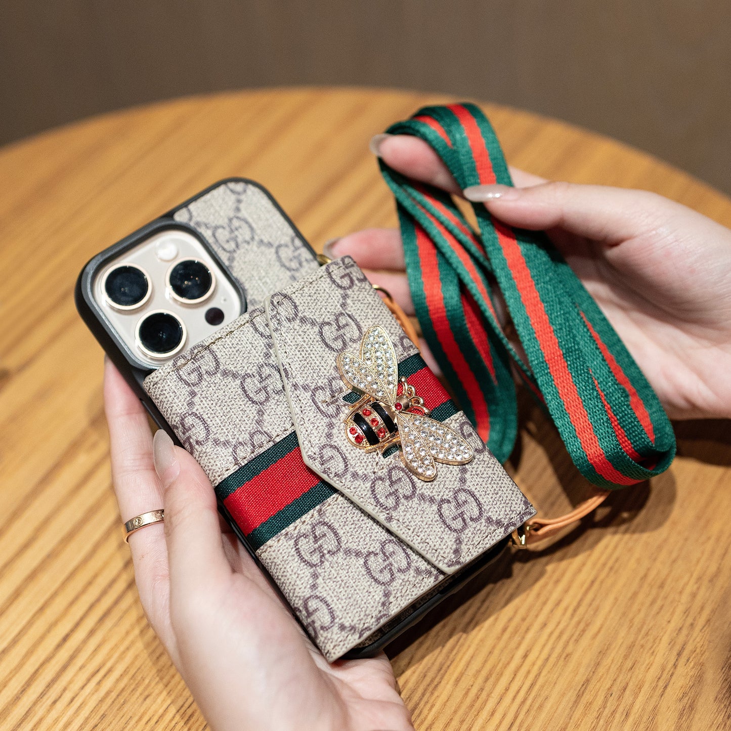 Wysokiej jakości zaawansowane etui Crossbody na iPhone'a z uchwytem na kartę  &  i paskiem na ramię
