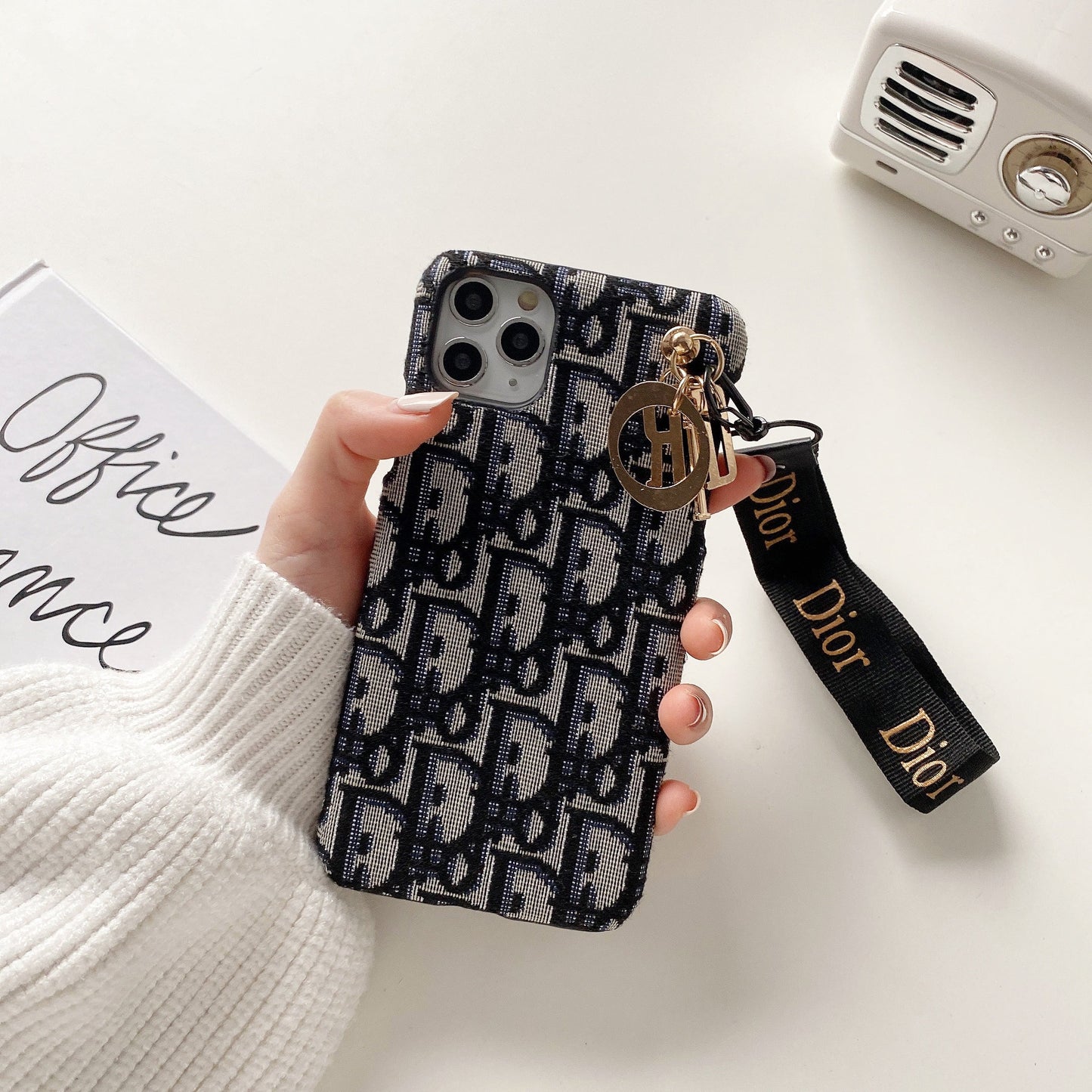 Madingas iPhone dėklas su juodu dirželiu-GS240315