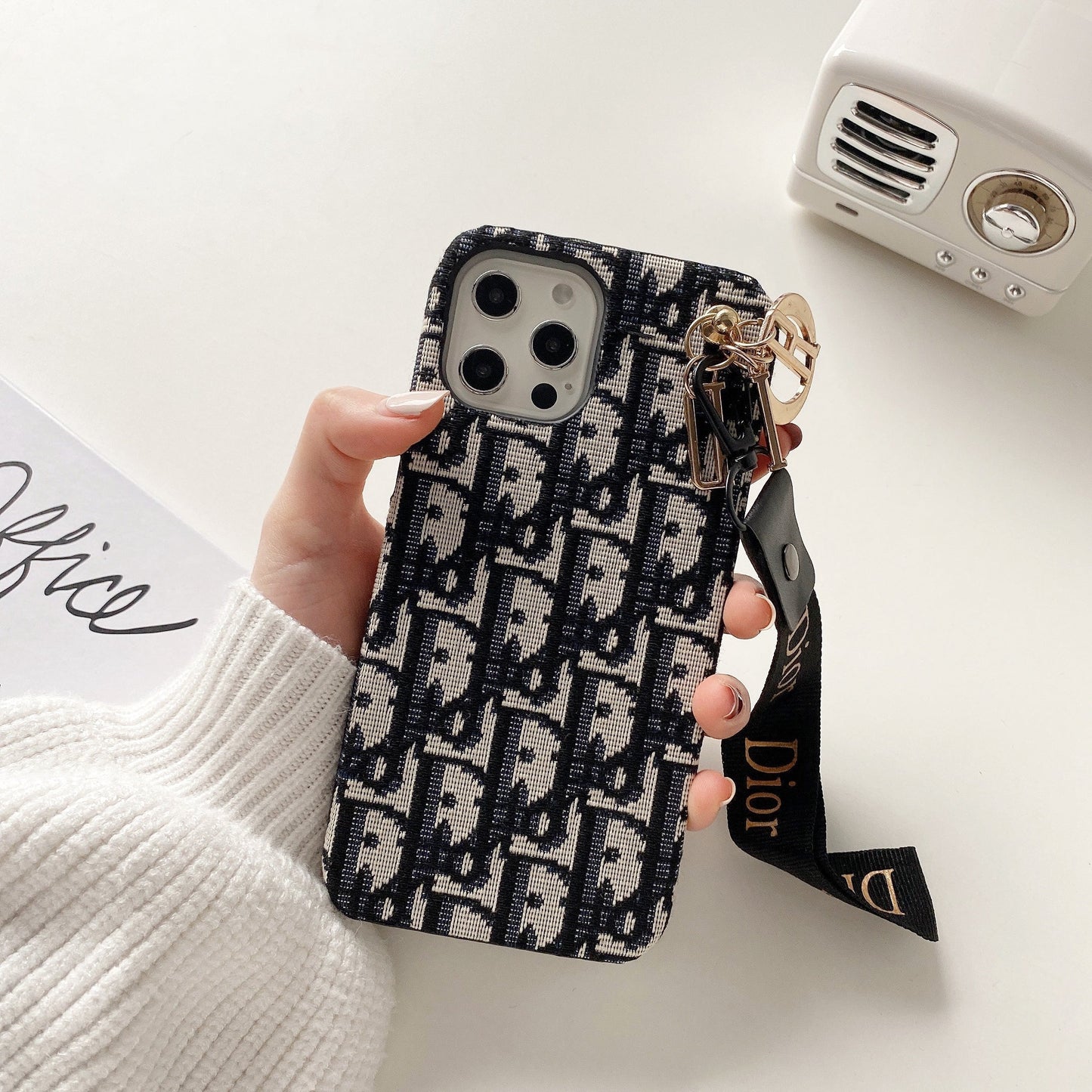 Madingas iPhone dėklas su juodu dirželiu-GS240315