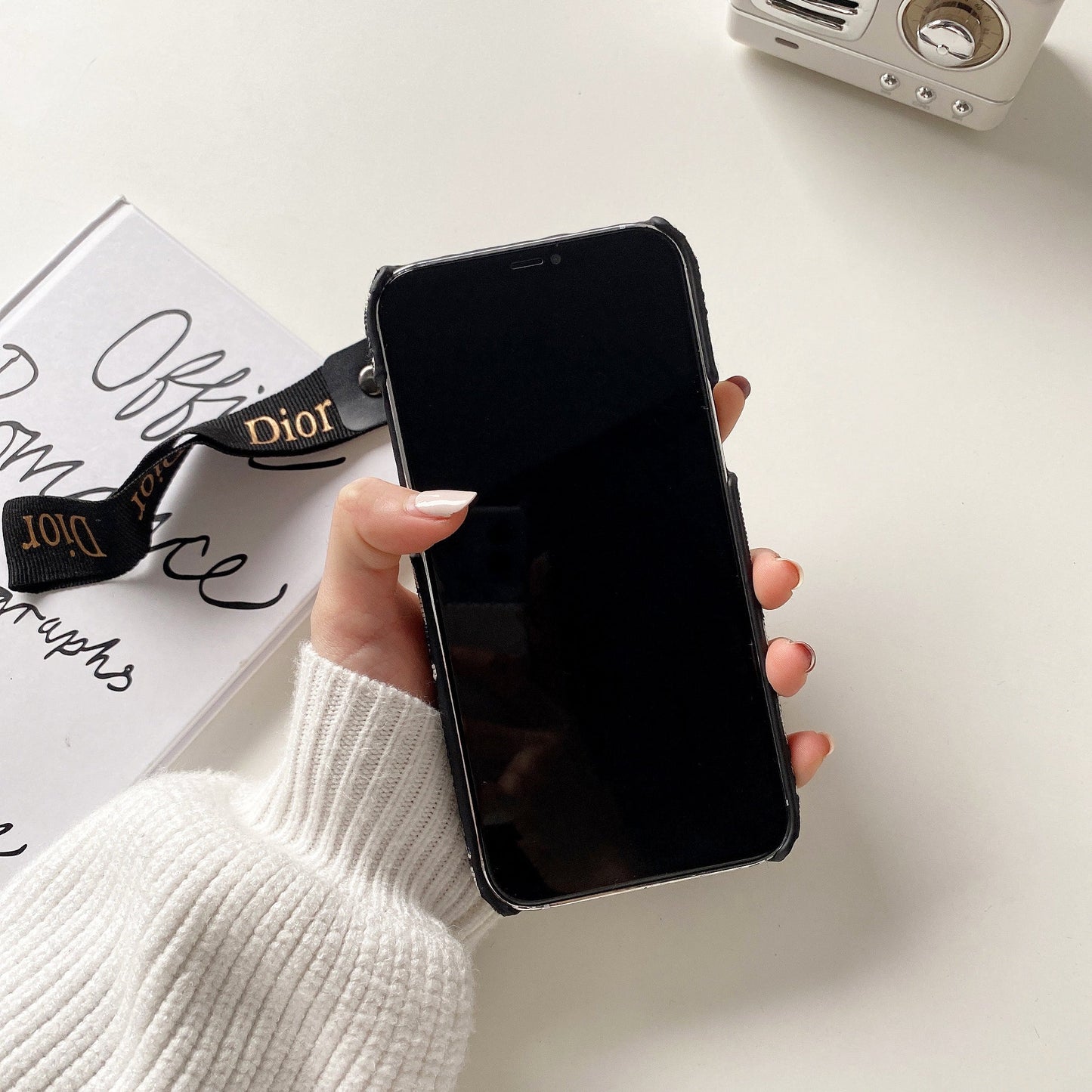 Madingas iPhone dėklas su juodu dirželiu-GS240315