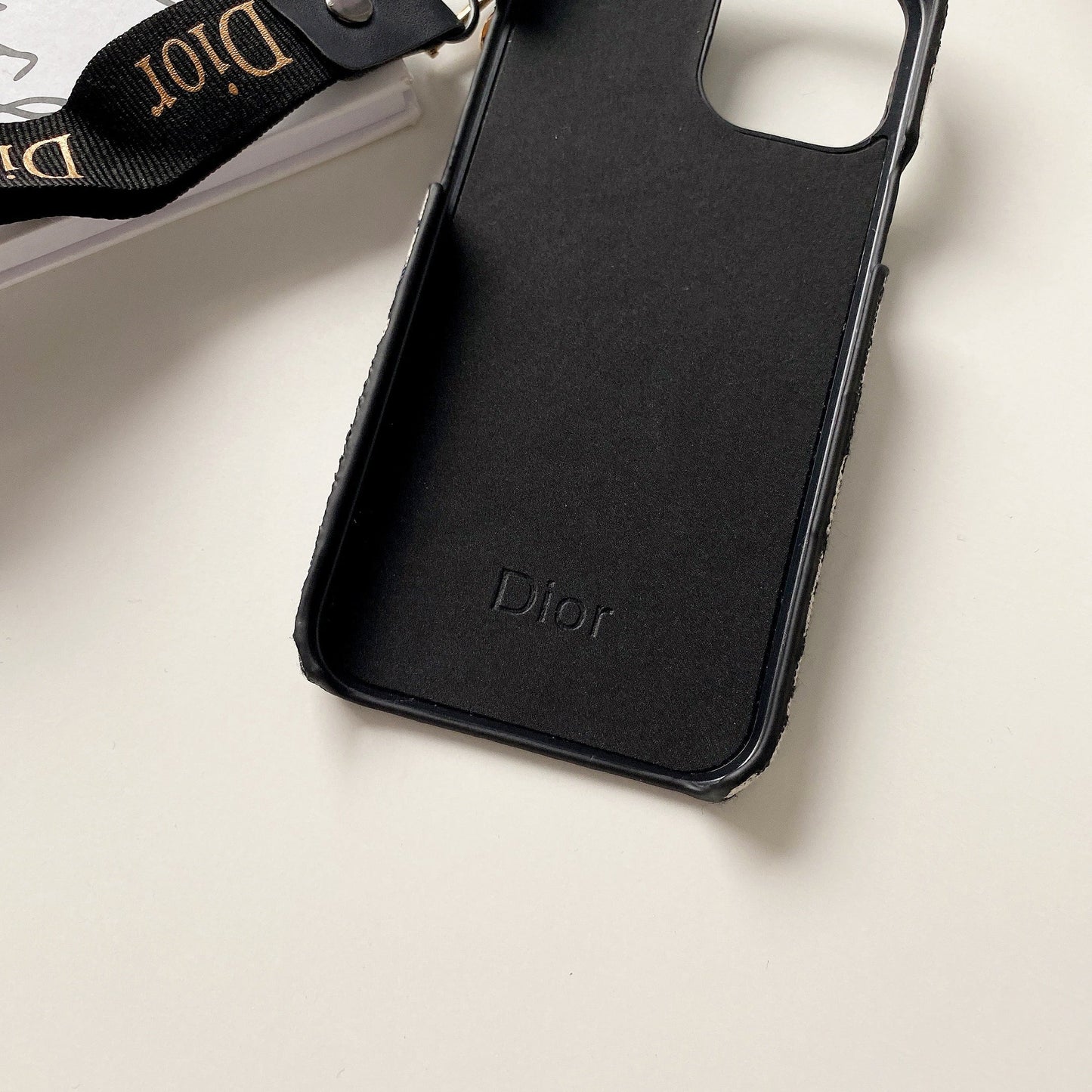 Madingas iPhone dėklas su juodu dirželiu-GS240315