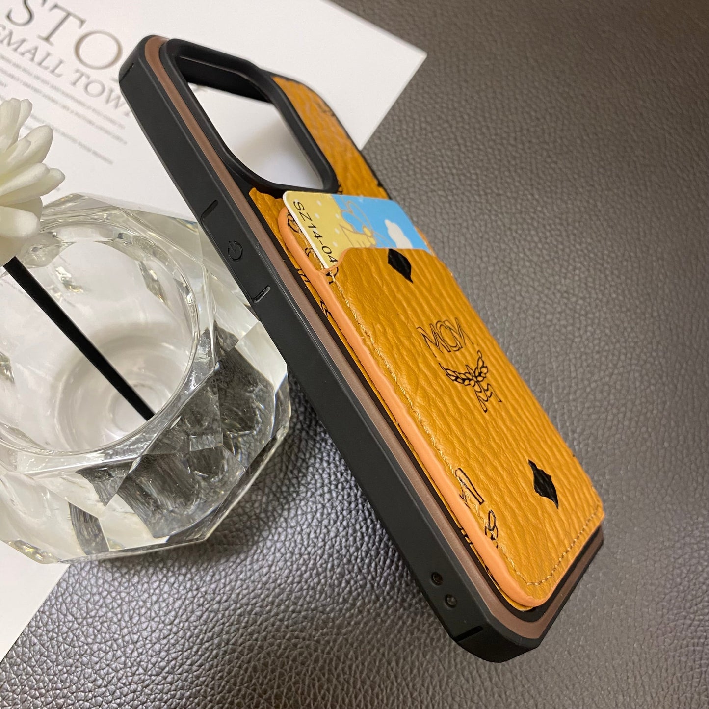 Pouzdro MCM iPhone s držákem karty žluté-MCK240603