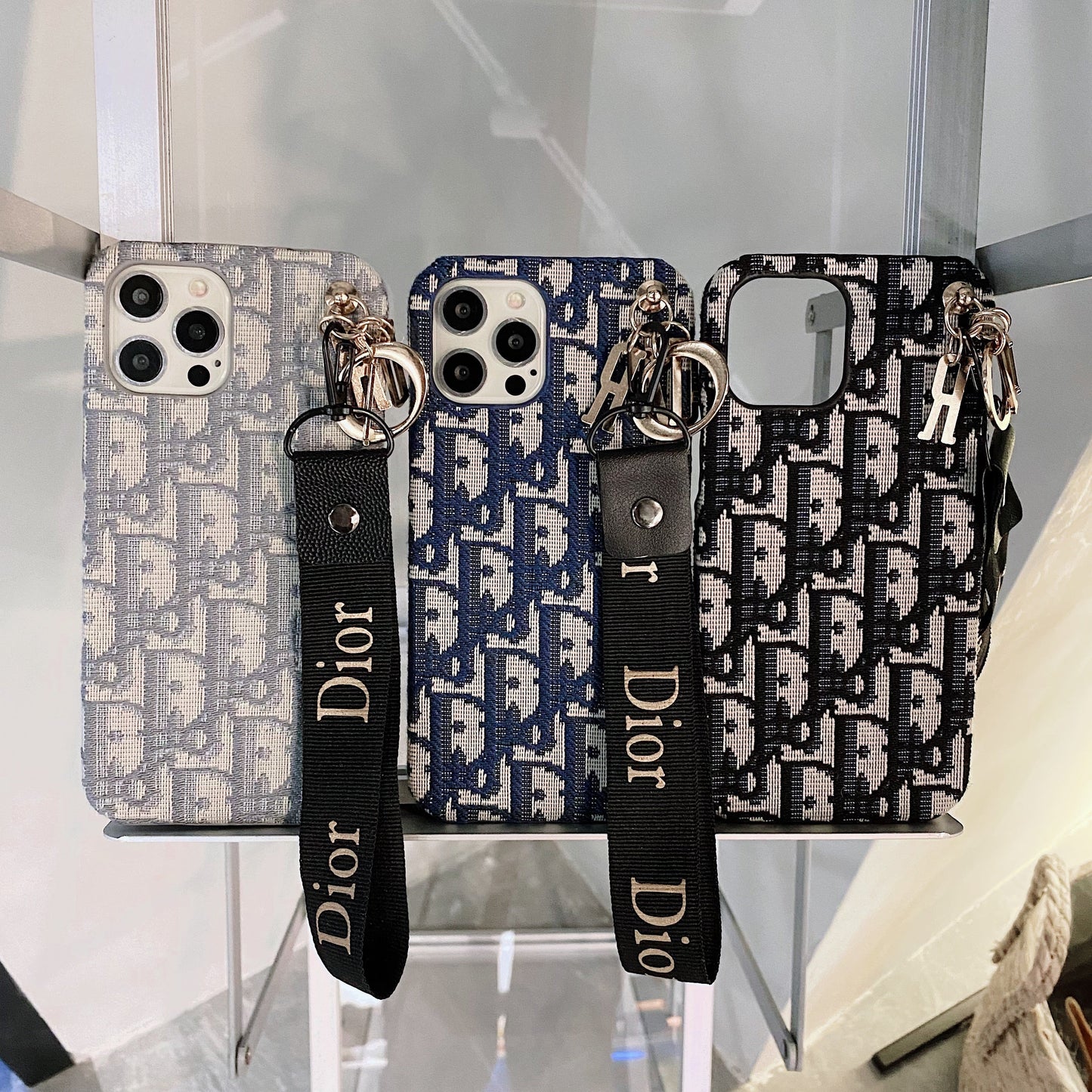 Madingas iPhone dėklas su juodu dirželiu-GS240315