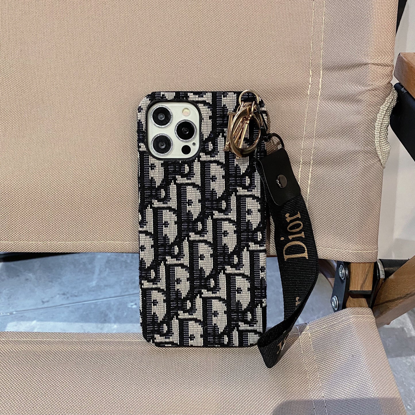 Madingas iPhone dėklas su juodu dirželiu-GS240315