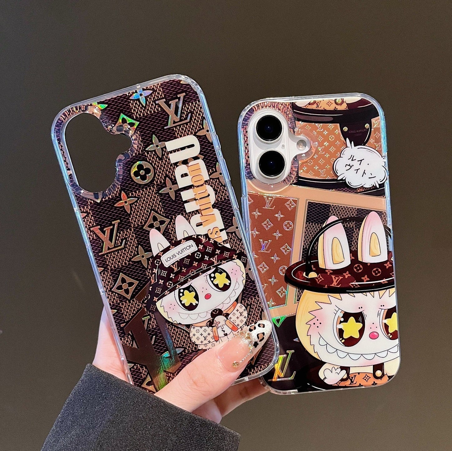 Husă pentru iPhone de lux Labubu L & V – Cute Meets Class