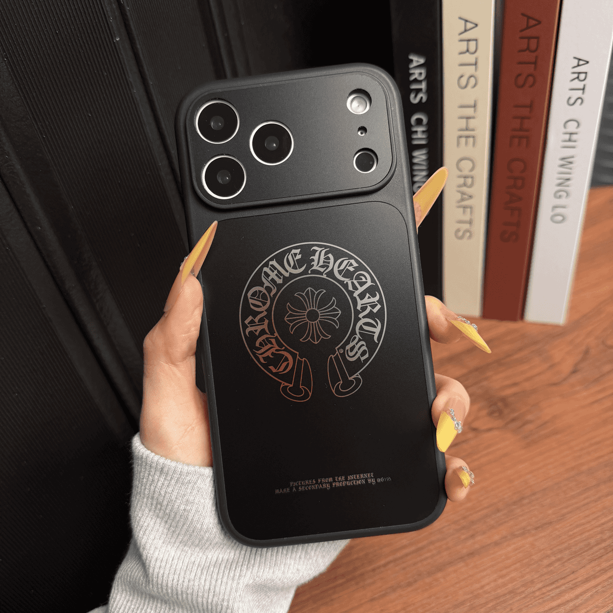 Custodia protettiva per iPhone con cuori cromati