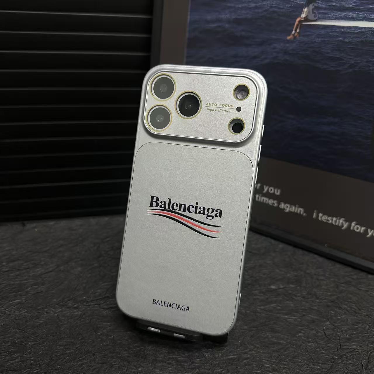 受巴黎世家 (Balenciaga) 啟發的霧面 iPhone 保護殼，帶有全鏡頭保護