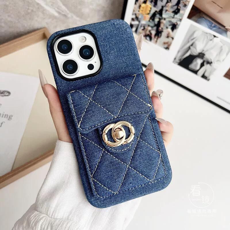 Prošívané crossbody pouzdro na iPhone s řetízkovým popruhem & kapsa na kartu