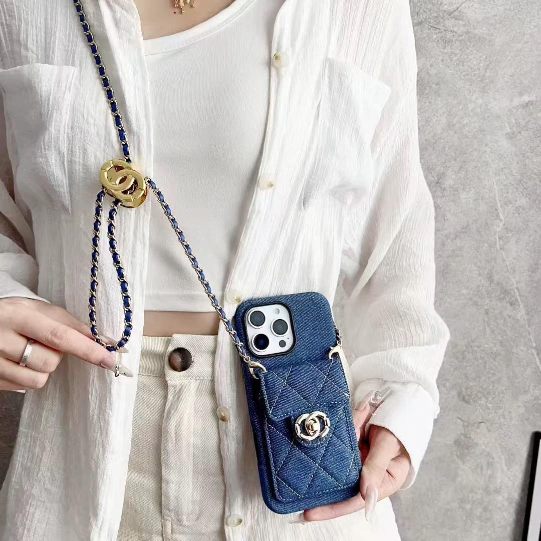 Prošívané crossbody pouzdro na iPhone s řetízkovým popruhem & kapsa na kartu