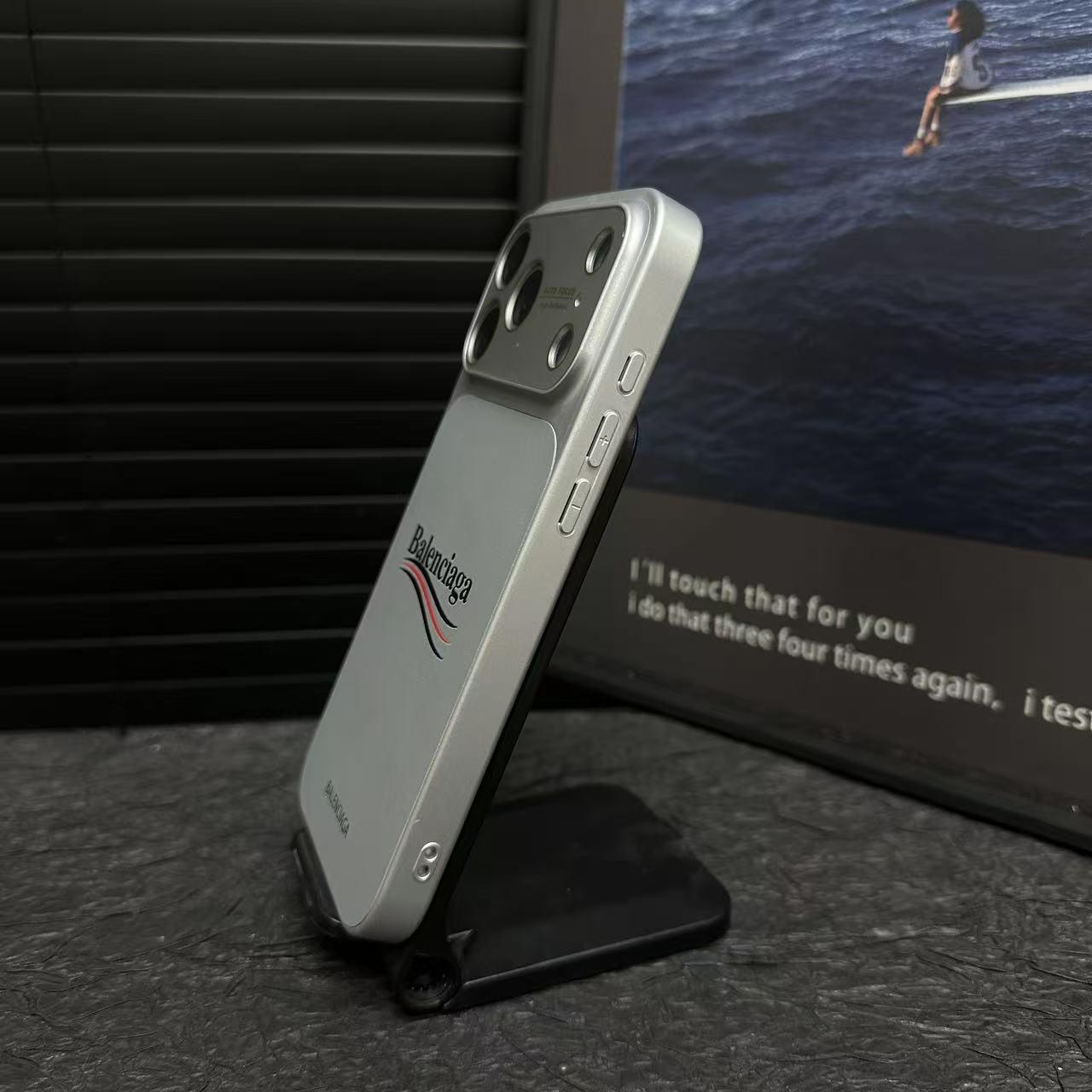 受巴黎世家 (Balenciaga) 啟發的霧面 iPhone 保護殼，帶有全鏡頭保護