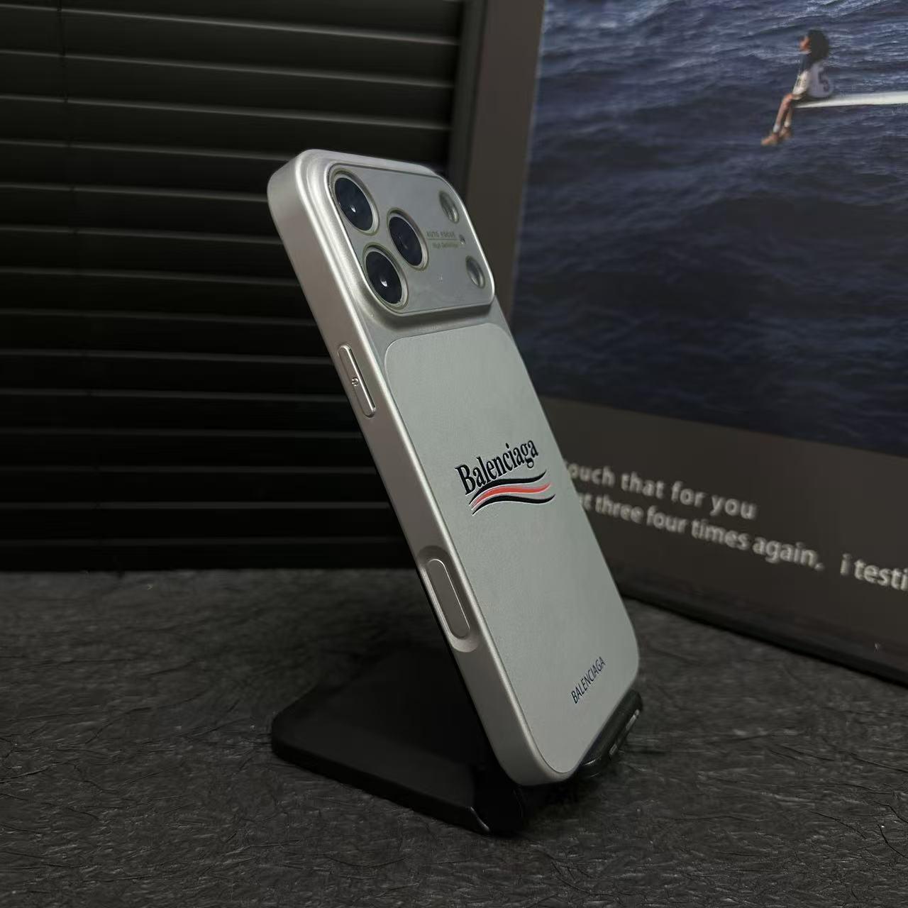 受巴黎世家 (Balenciaga) 啟發的霧面 iPhone 保護殼，帶有全鏡頭保護