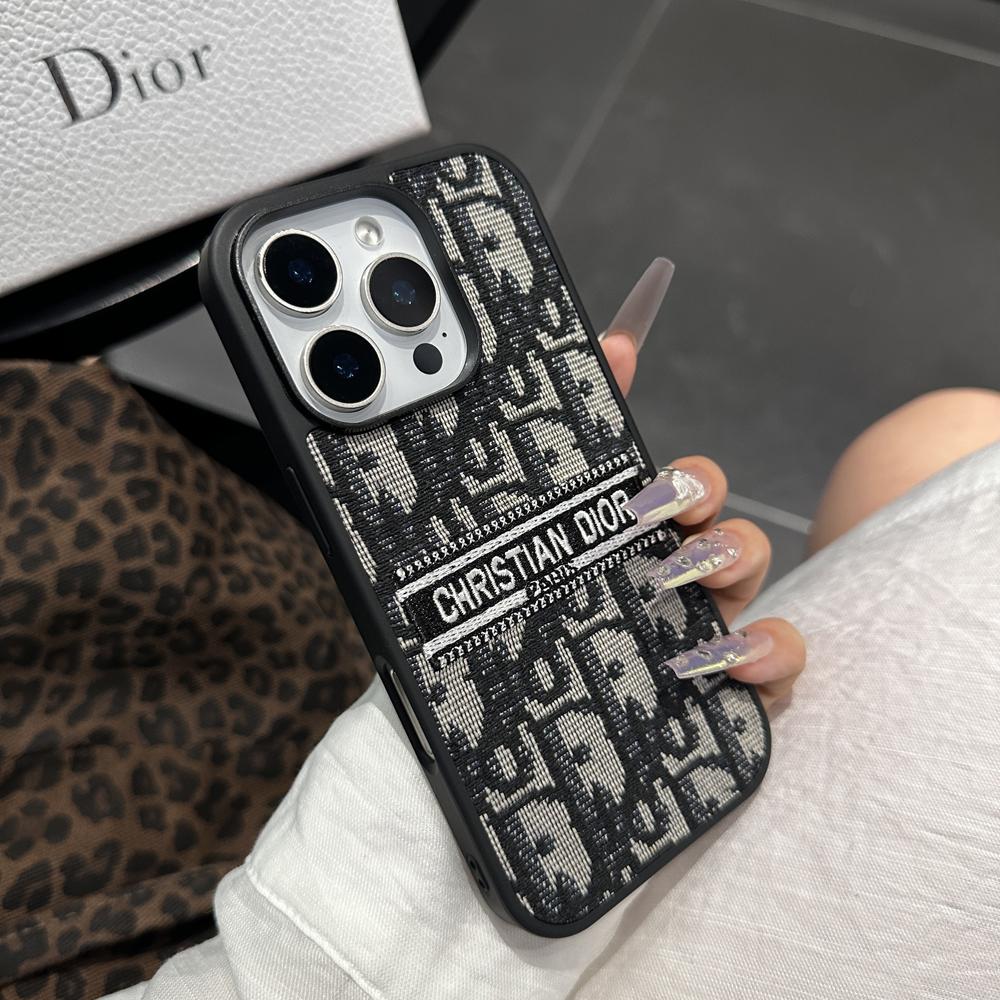 Textilní obal na iPhone inspirovaný designem s vyšívanými detaily