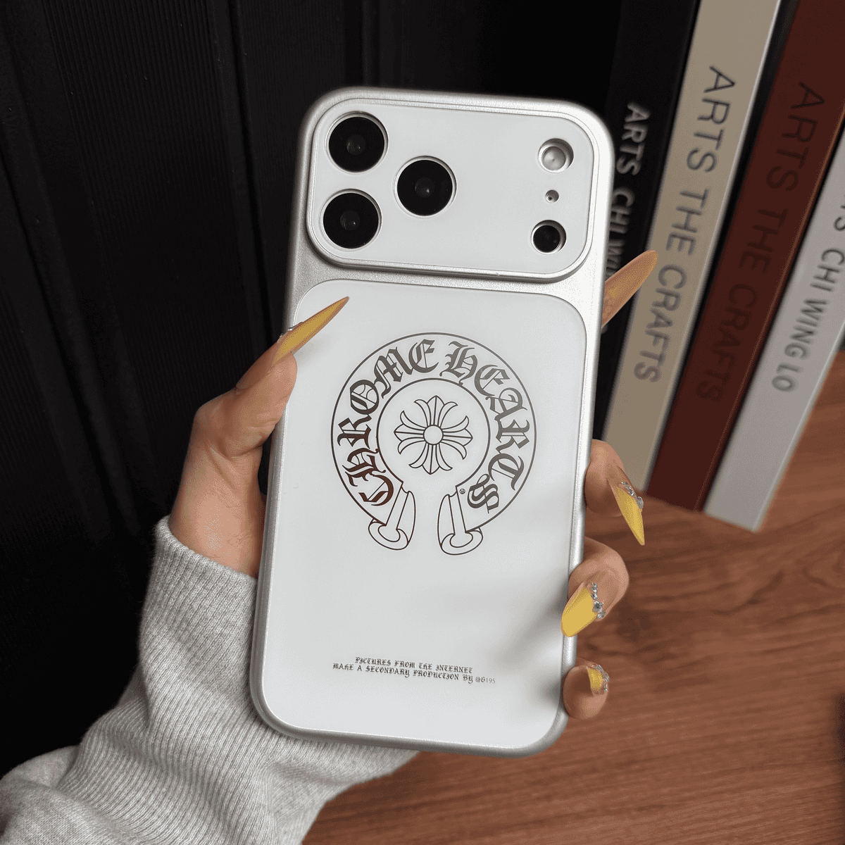 Custodia protettiva per iPhone con cuori cromati