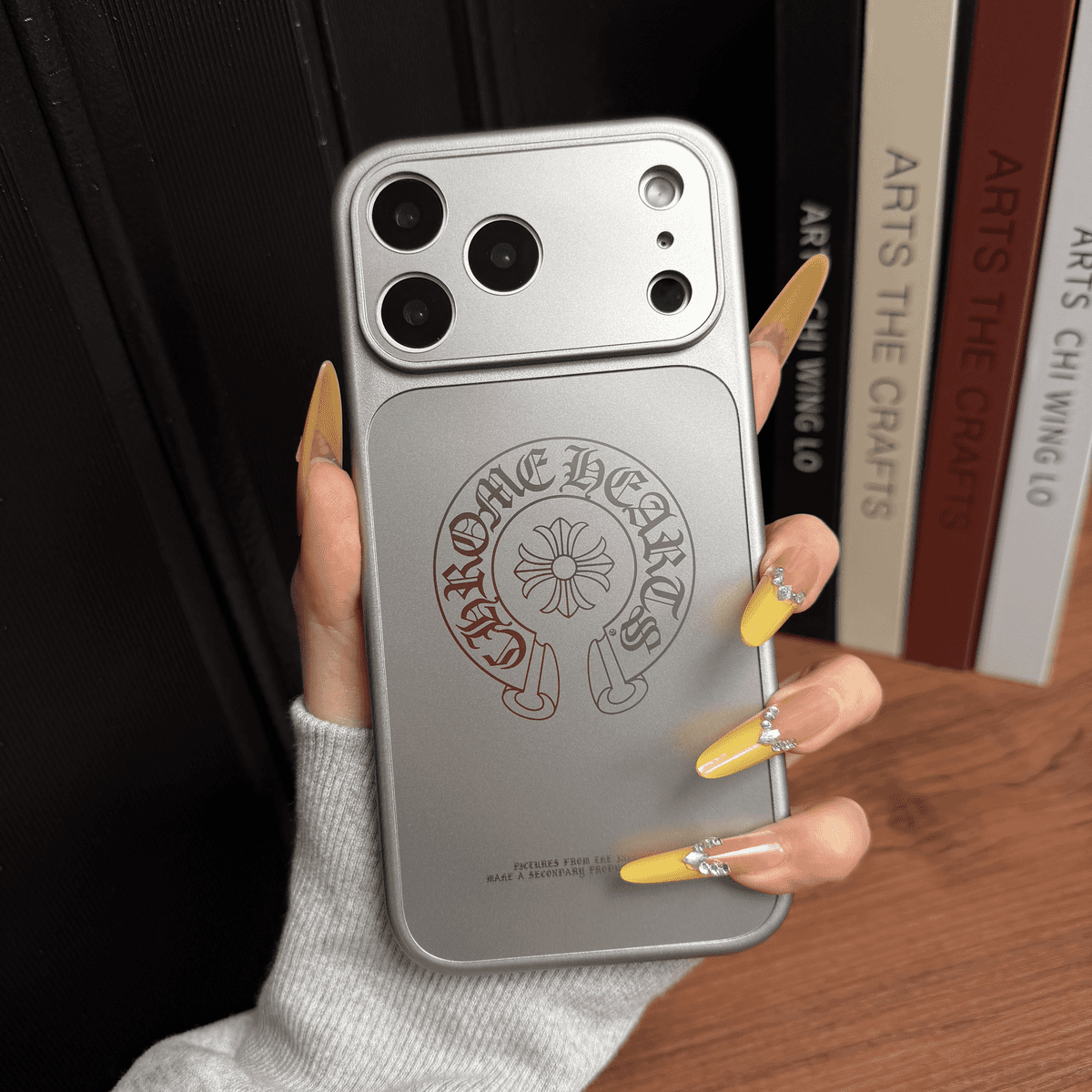 Custodia protettiva per iPhone con cuori cromati