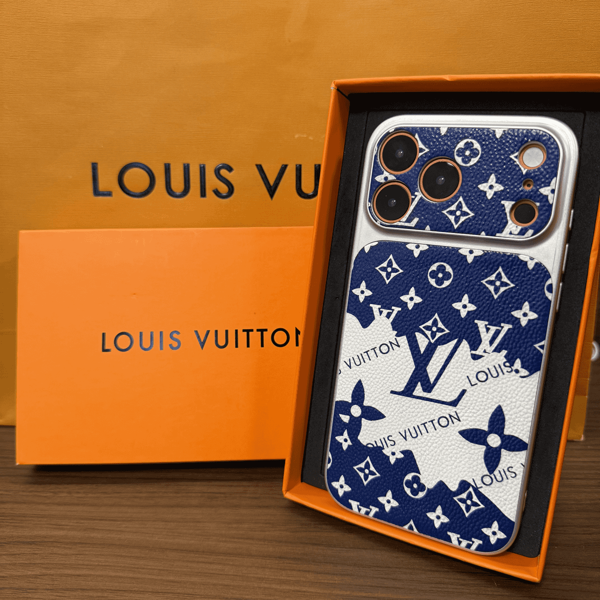 Iliustracijos stiliaus monograminis odinis iPhone dėklas