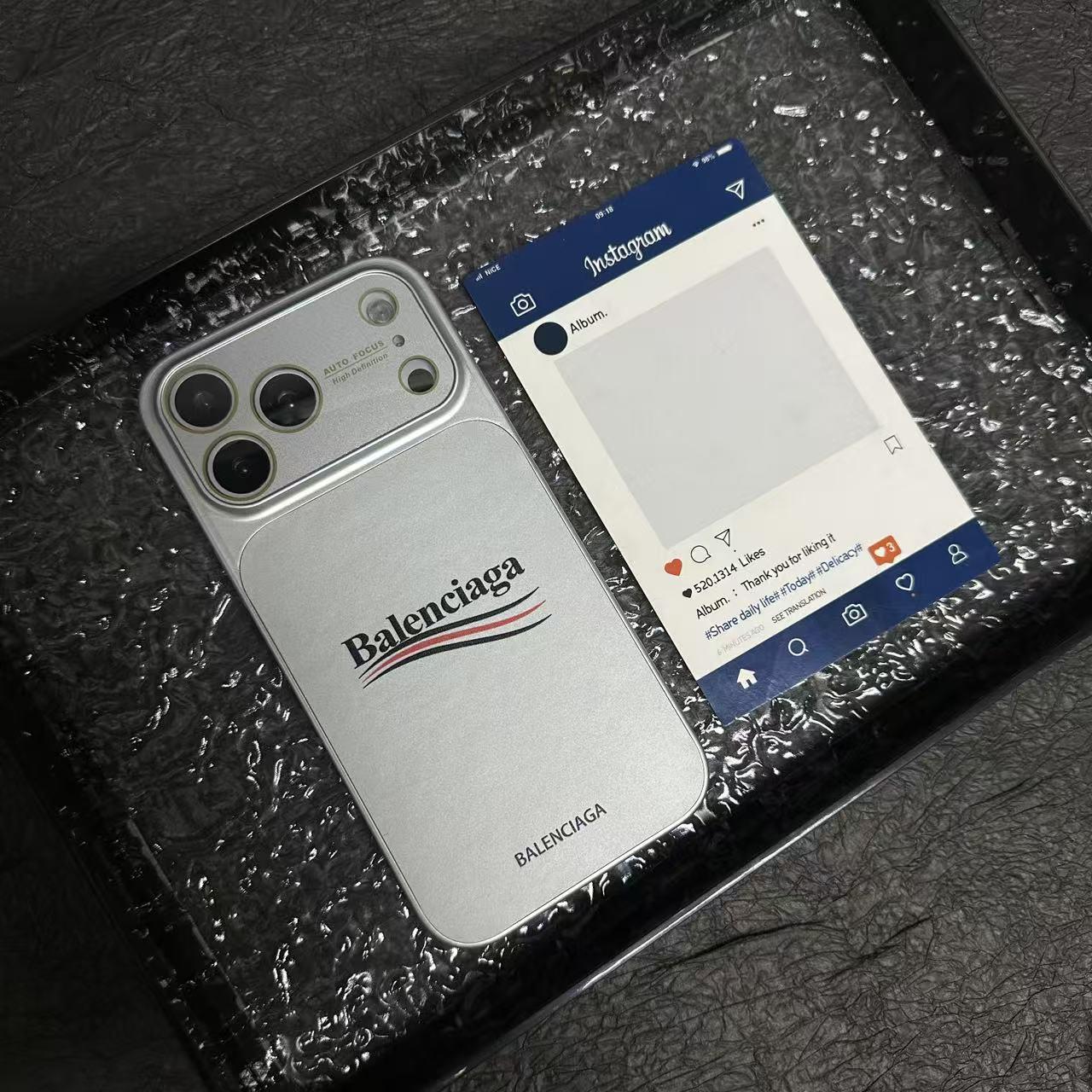 受巴黎世家 (Balenciaga) 啟發的霧面 iPhone 保護殼，帶有全鏡頭保護