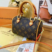 Klassische Mini-Fasstasche mit Monogramm